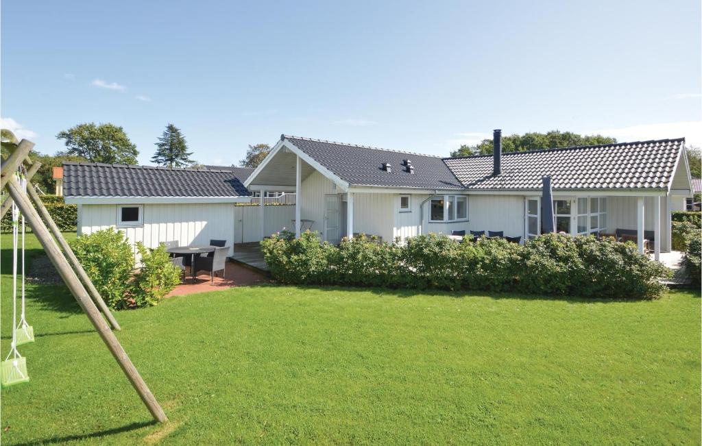 une maison avec une pelouse devant elle dans l'établissement Gorgeous Home In Haderslev With Sauna, à Kelstrup