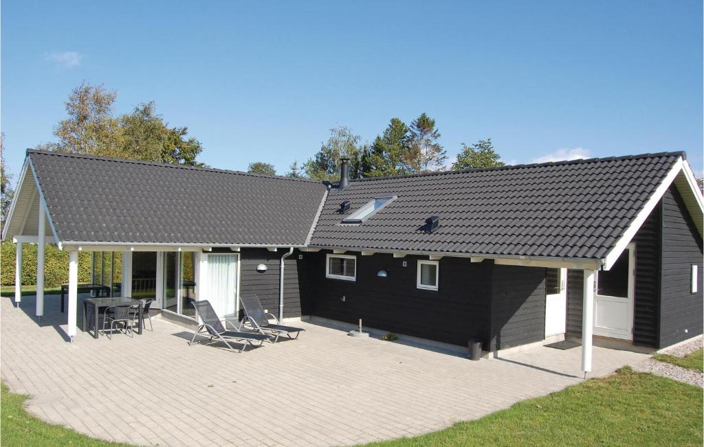 Casa en blanco y negro con patio en Nice Home In Stubbekbing With 3 Bedrooms And Wifi, en Stubbekøbing