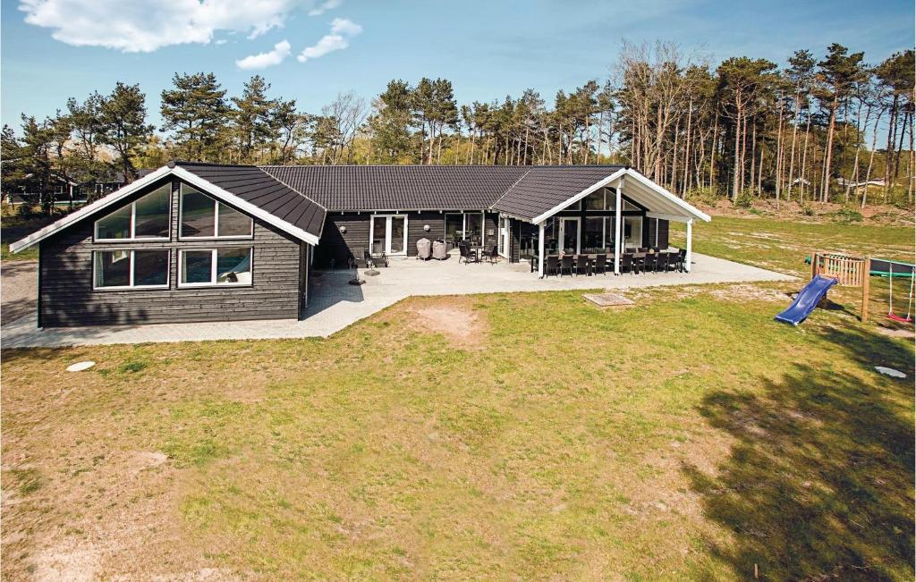 SnogebækにあるStunning Home In Nex With 8 Bedrooms, Wifi And Indoor Swimming Poolの大庭付きの家