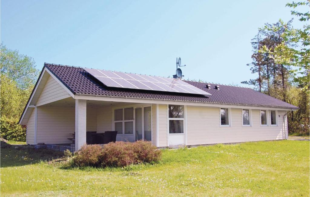 トランにあるStunning Home In Lgstr With 3 Bedrooms And Wifiの屋根に太陽光パネルを敷いた小屋