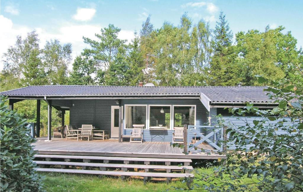 uma casa com um deque de madeira e um pátio em Beautiful Home In Grsted With Kitchen em Udsholt Sand