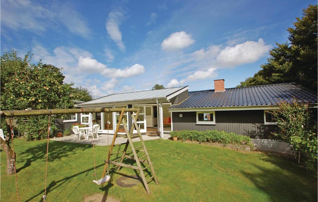 een tuin met een ladder voor een huis bij Lillebo in Brejning