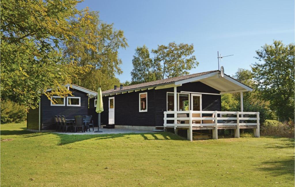 HvalpsundにあるHoliday Home Fjordparken Farsø Ivの白い柵の黒い家