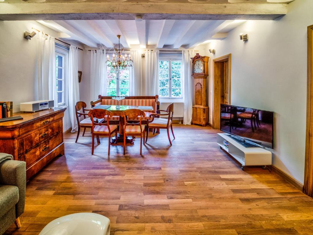 a dining room with a table and chairs at Ferienwohnung To Hous in Monschau