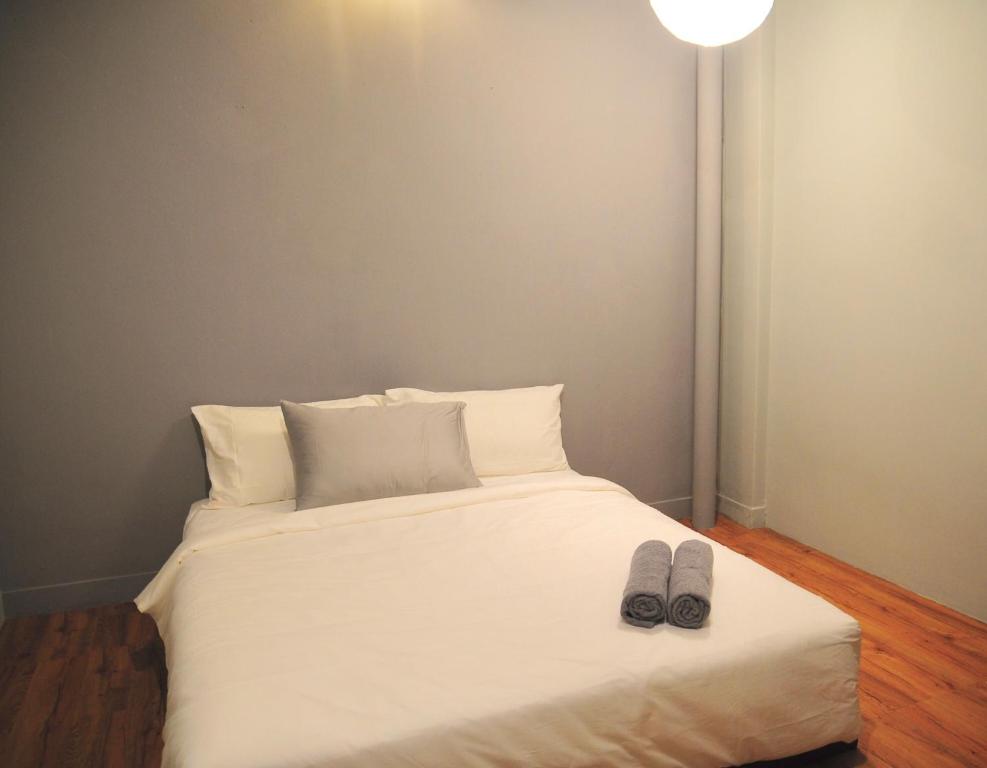 Postel nebo postele na pokoji v ubytování GRAYHAUS SOHO Ipoh
