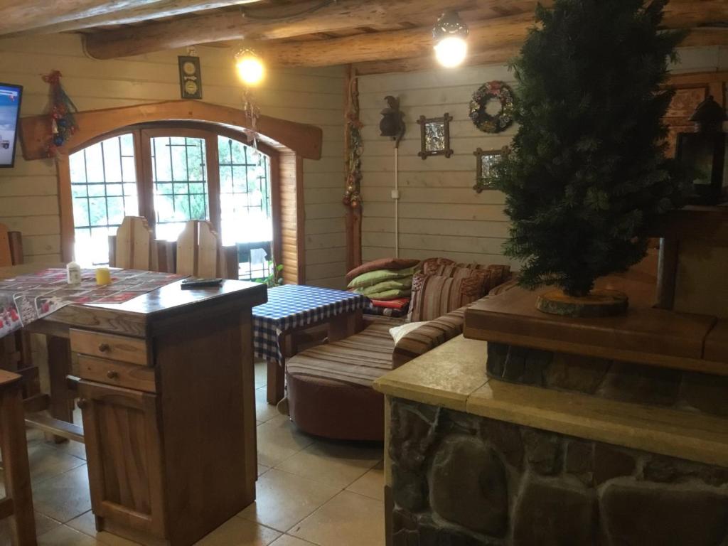 uma cozinha e sala de estar com uma árvore de Natal em Хутір Стаєчне em Bagna