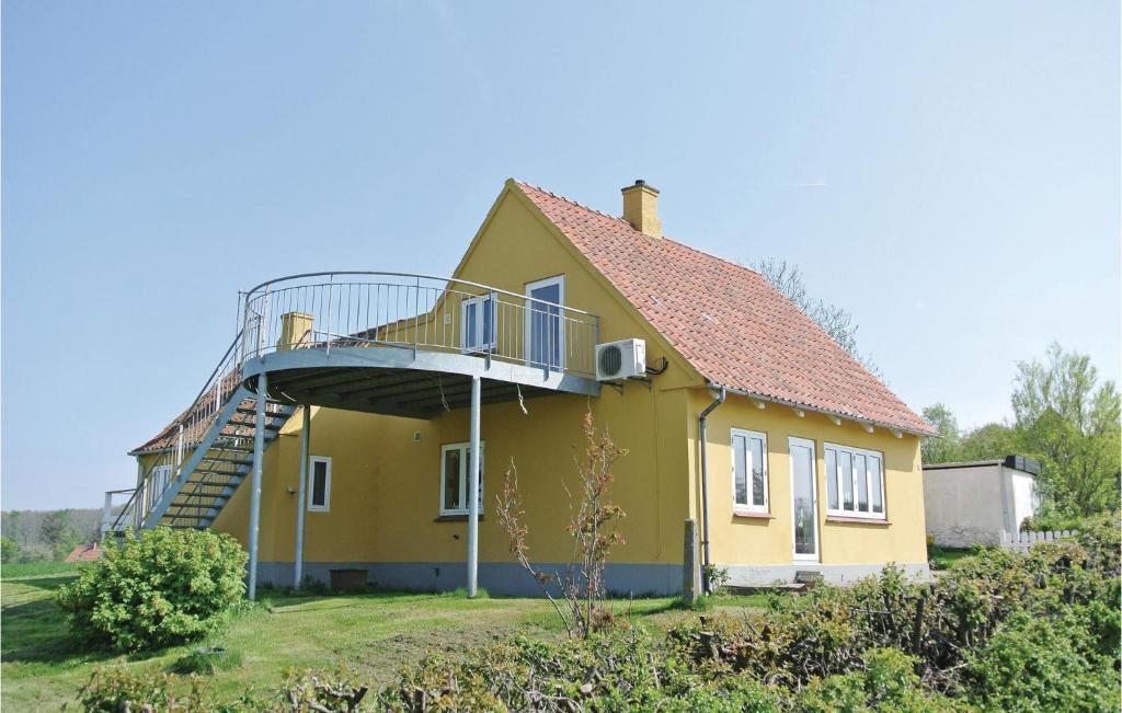 HouにあるLille Amalienborgの黄色い家