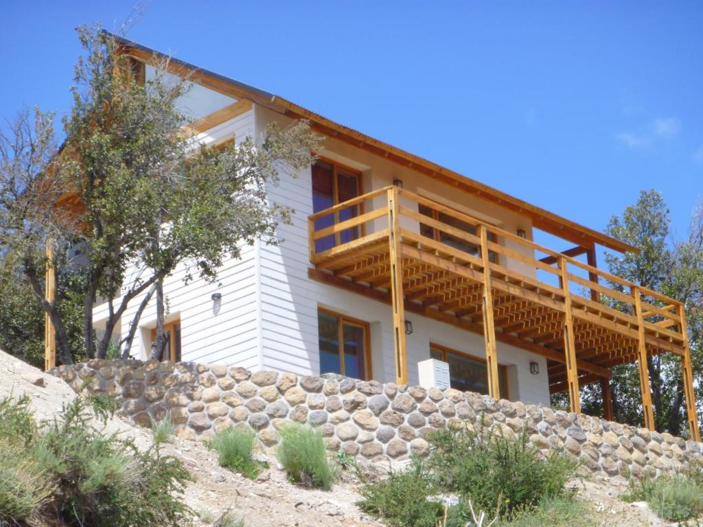 ein Haus auf einer Felswand in der Unterkunft La Patagonia Secreta in Villa Pehuenia