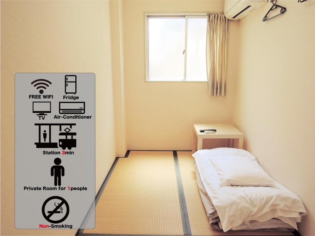 大阪市にあるHOTEL LUCKY / Vacation STAY 4266のベッド1台とサイン付きの小さな部屋です。