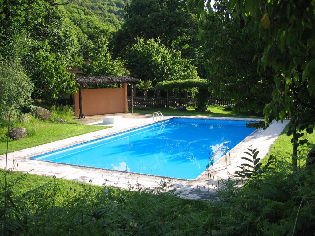 Bazén v ubytování Albergue Turistico Valle del Ambroz nebo v jeho okolí