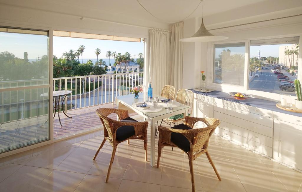 comedor con mesa y sillas en el balcón en El Nido, en Torre del Mar