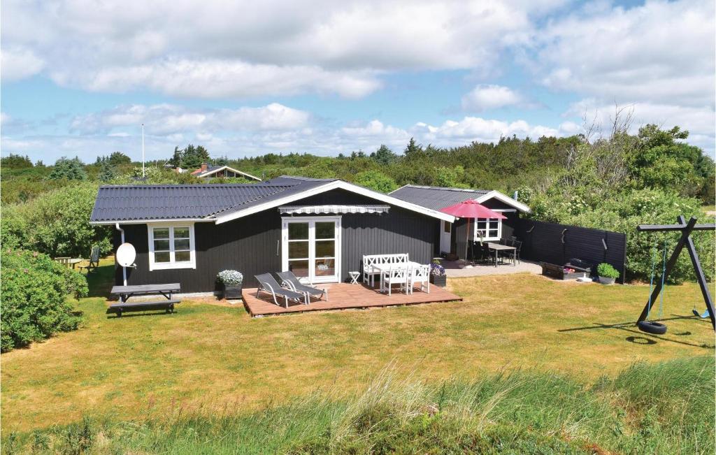 Casa pequeña con patio en Lovely Home In Ringkbing With Kitchen, en Søndervig