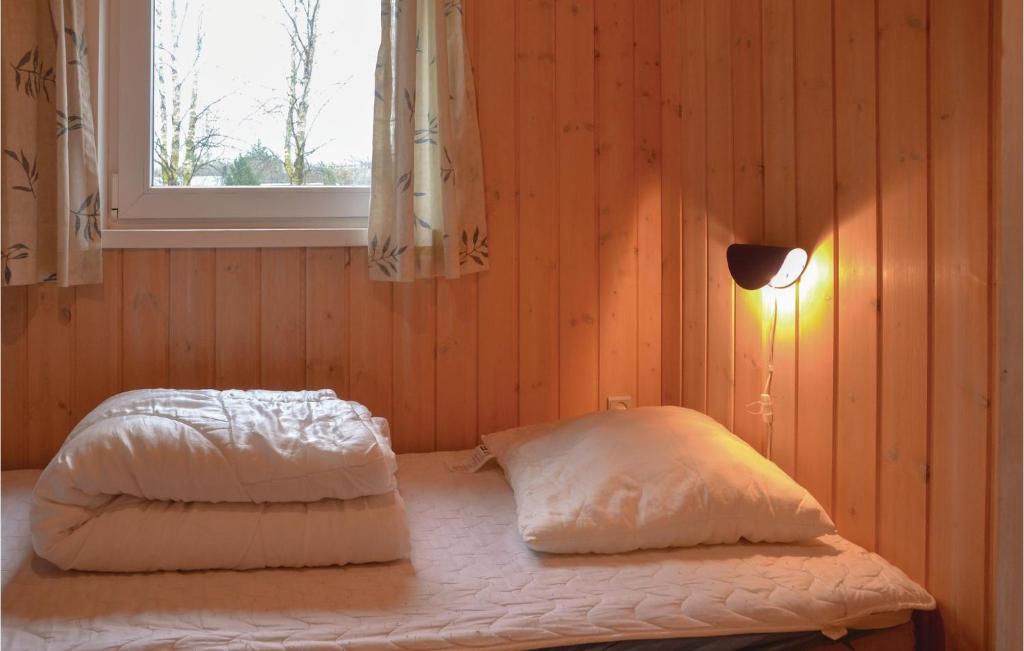 Postel nebo postele na pokoji v ubytování Holiday Home Blomstervangen Ix