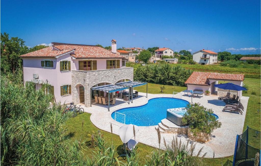 an aerial view of a house with a swimming pool at Beautiful Home In Valtura With 5 Bedrooms, Jacuzzi And Outdoor Swimming Pool in Valtura