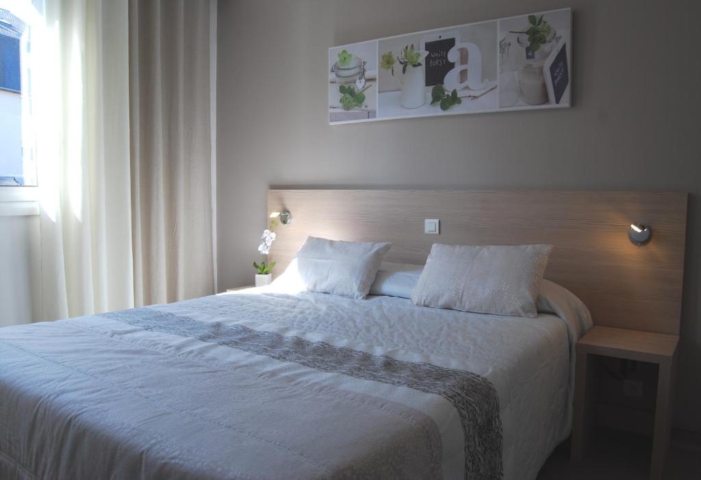 Postel nebo postele na pokoji v ubytování Logis Hôtel Restaurant du Midi - Rodez Centre