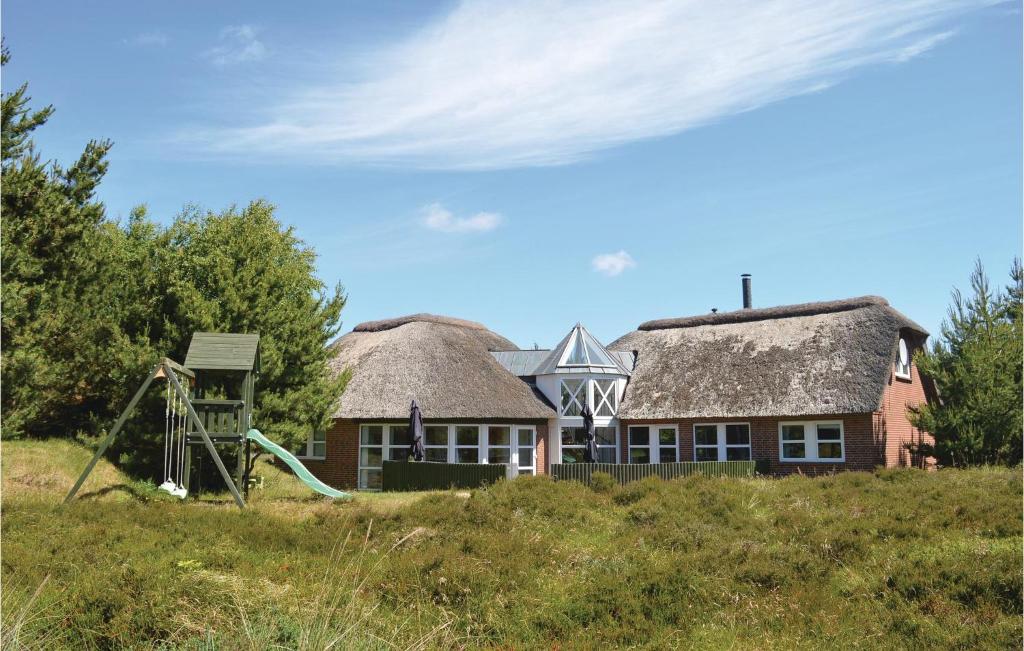 Casa con 2 techos de paja y parque infantil en Beautiful Home In Rm With Wifi, en Rømø Kirkeby