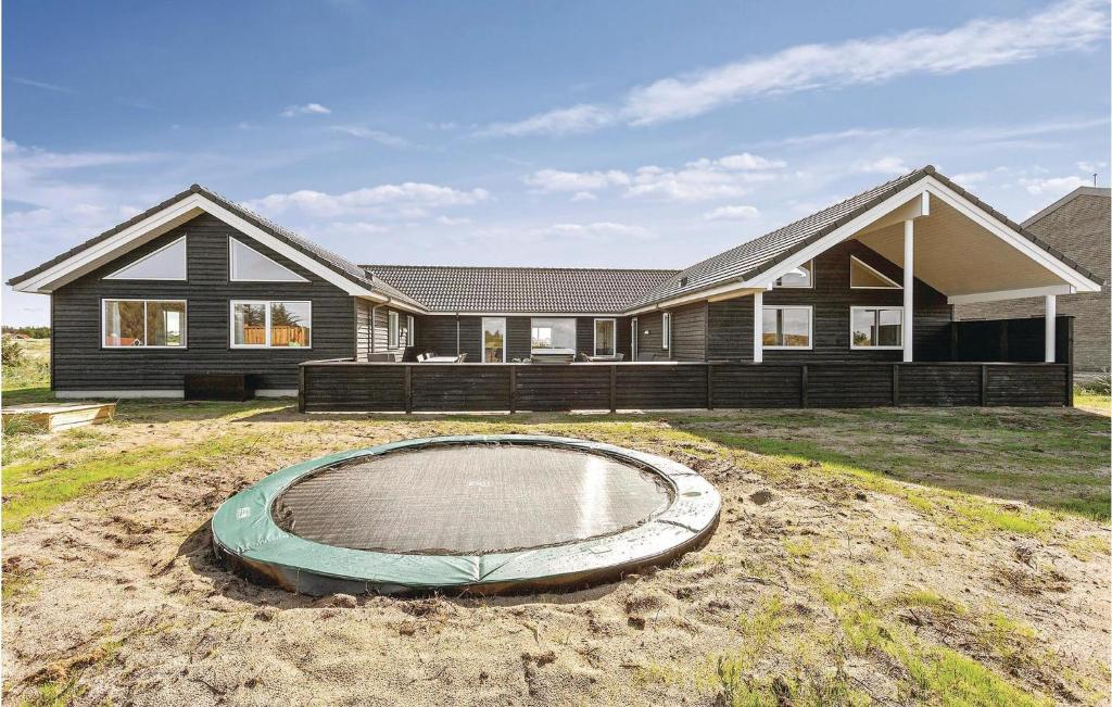 una casa con un trampolino di fronte di 8 Bedroom Awesome Home In Thisted a Thisted