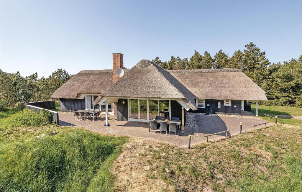 ブラーバンドにあるNice Home In Blvand With Sauna, Wifi And Private Swimming Poolの茅葺き屋根の家
