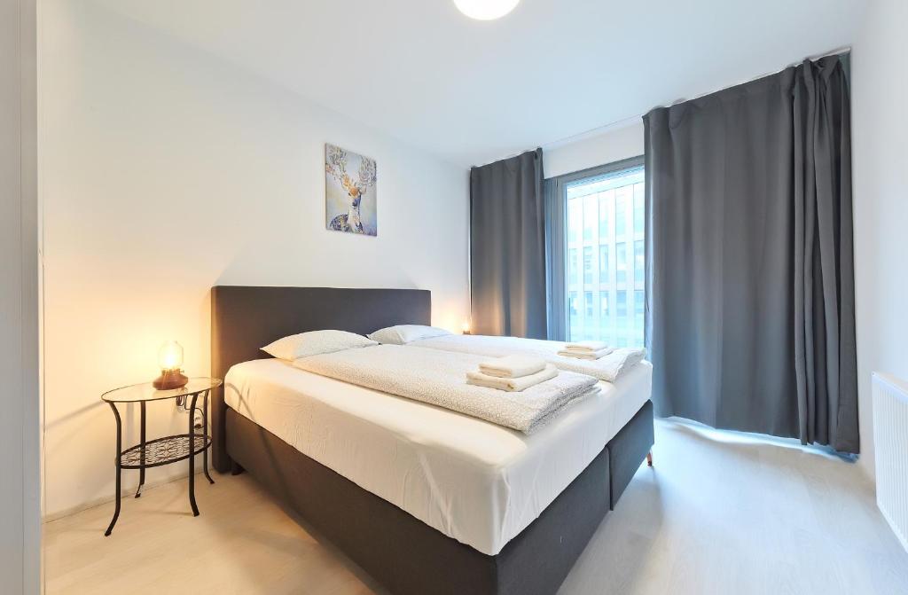 布拉格的住宿－Residence Port Karolina，一间卧室设有一张大床和一个窗户。