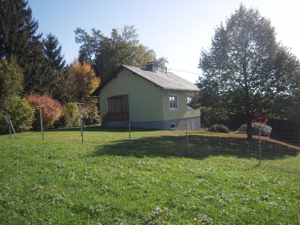a house in the middle of a yard at Haus Luisi in Hitzendorf