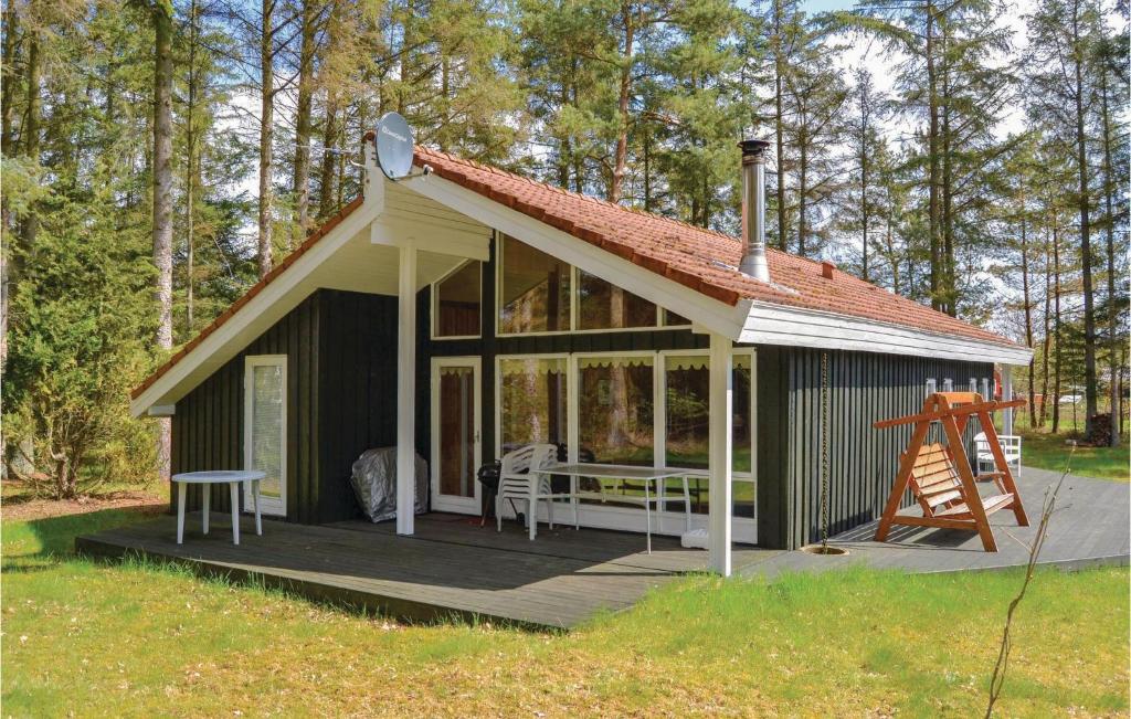 ein kleines Haus mit einer Veranda und einer Terrasse in der Unterkunft 4 Bedroom Stunning Home In Hals in Hals