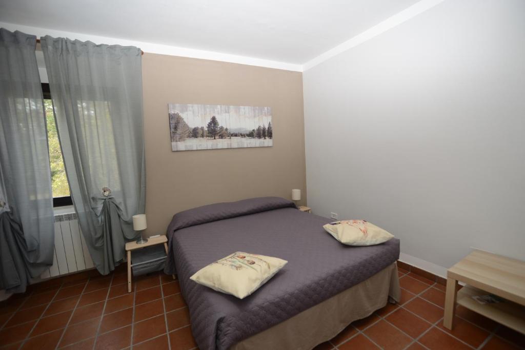 1 dormitorio con 1 cama con 2 toallas en Casetta Margret en Boiano