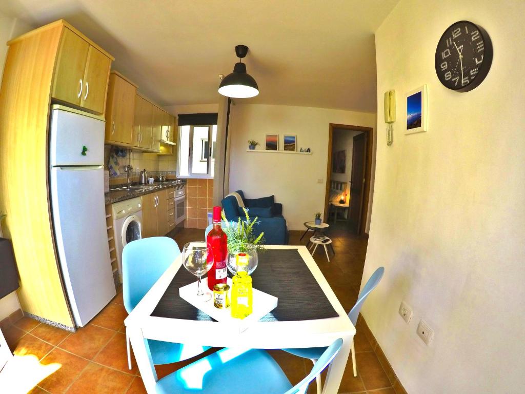 a kitchen and dining room with a table and chairs at Apartamentos Ester in Santa Cruz de Tenerife