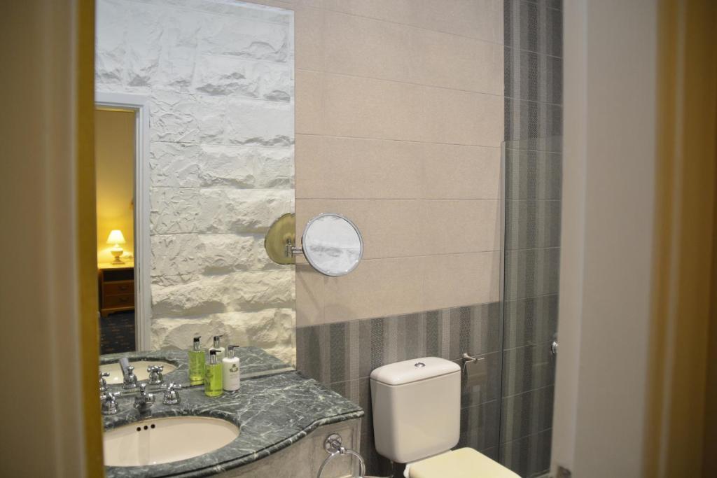 The Y Hotel tesisinde bir banyo