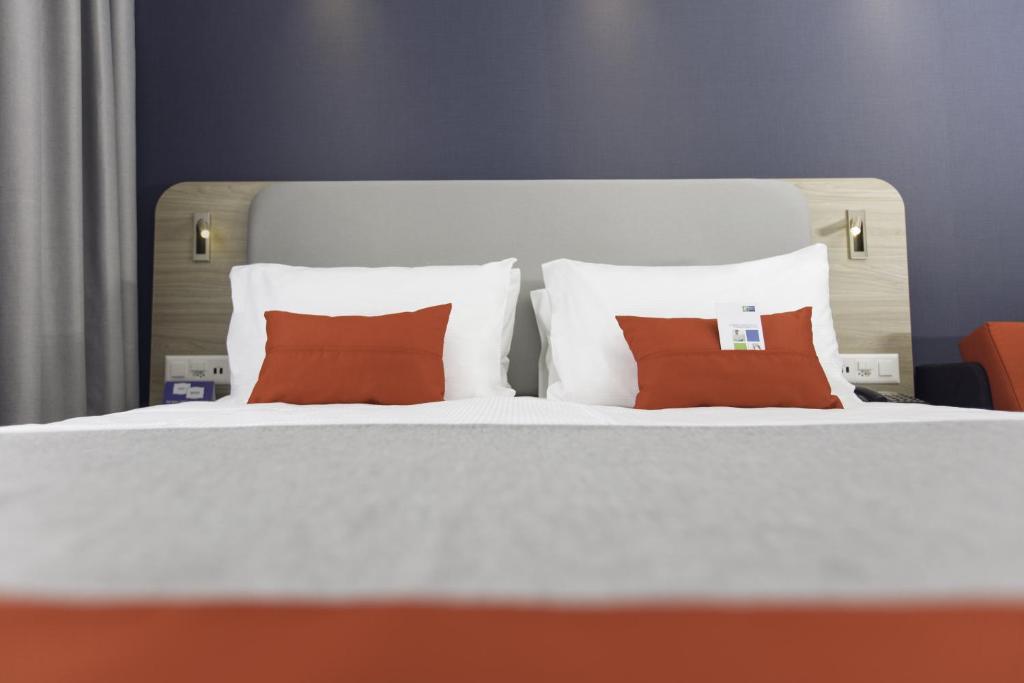 Letto o letti in una camera di Holiday Inn Express Luzern-Neuenkirch by IHG
