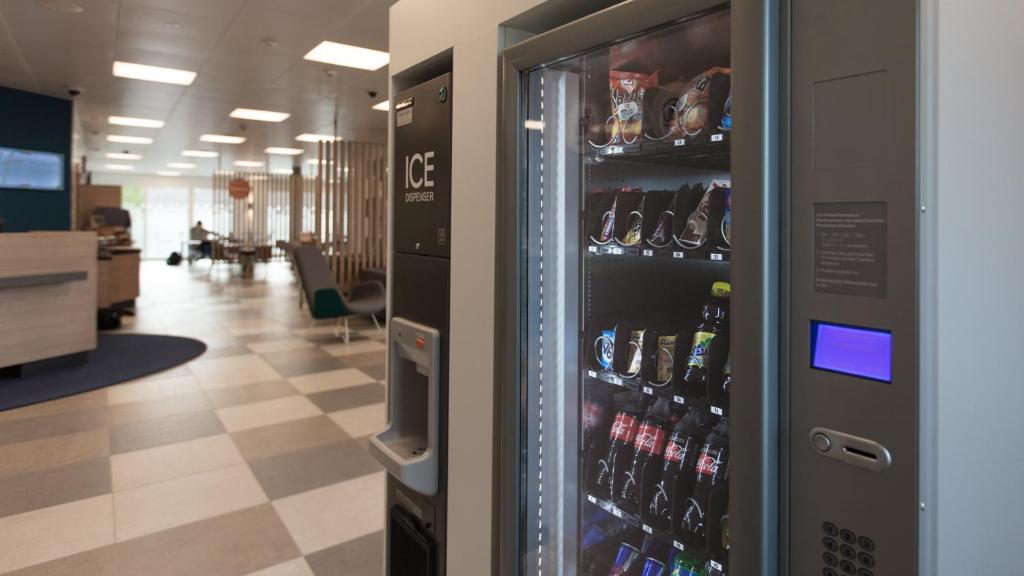 un distributore automatico in un ufficio con le scarpe di Holiday Inn Express Luzern-Neuenkirch by IHG a Rothenburg