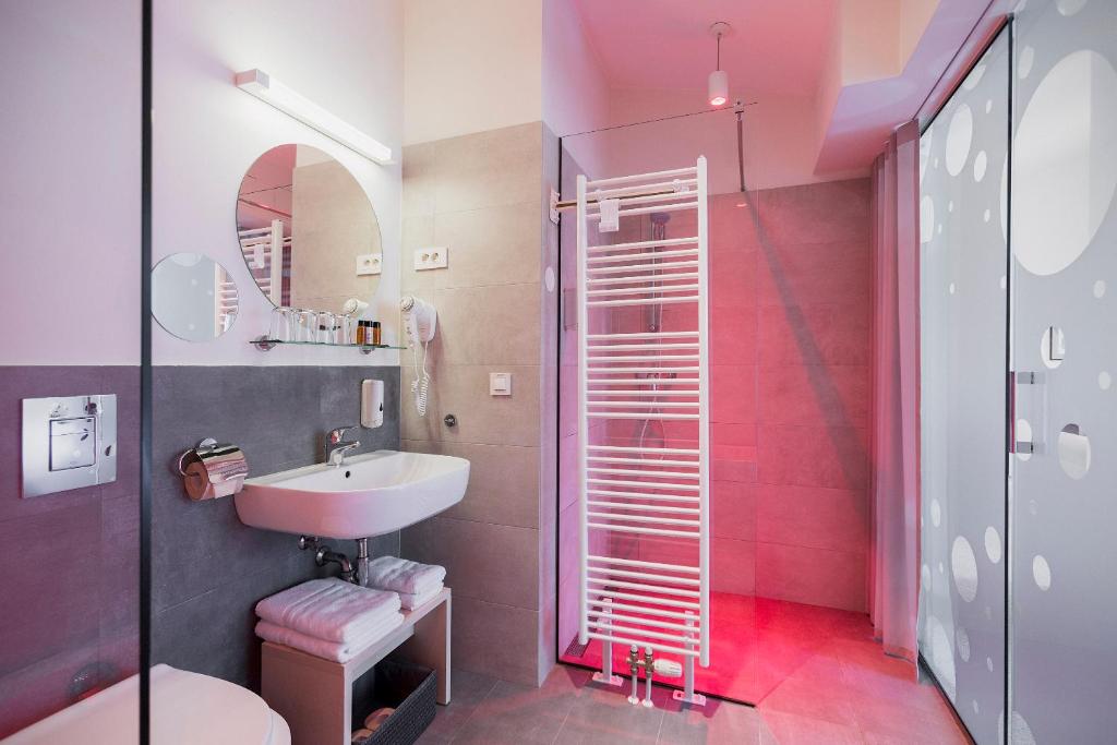 Koupelna v ubytování Art Hotel