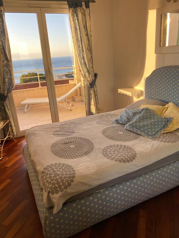 ボーソレイユにあるNew Monaco Penthouse Stunning sea viewのベッドルーム1室(ベッド1台付)が備わります。