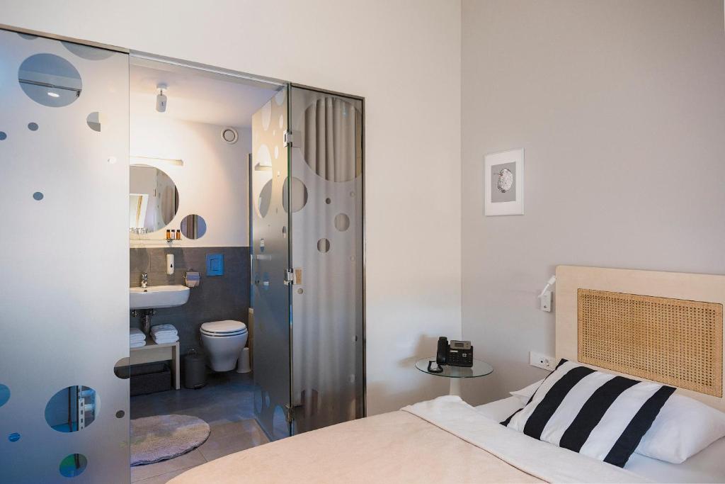 Koupelna v ubytování Art Hotel