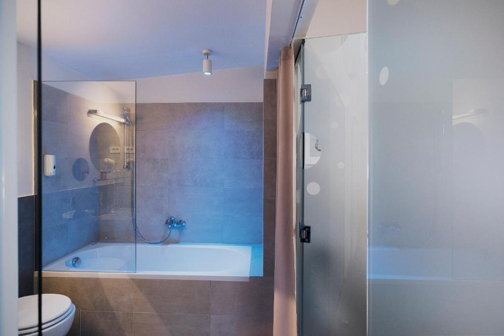 Koupelna v ubytování Art Hotel