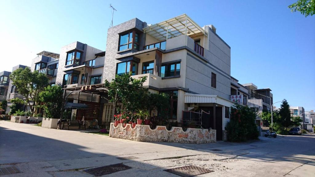 a large building on the side of a street at Sweet Dream Homestay in Magong