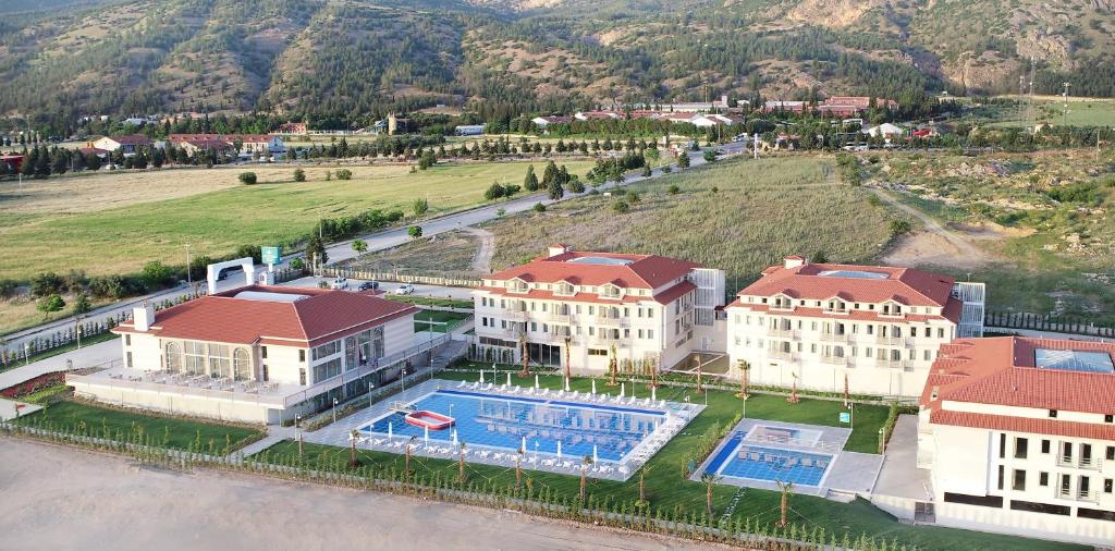 - une vue aérienne sur un complexe avec une piscine dans l'établissement ADEMPİRA TERMAL&SPAHOTEL, à Denizli