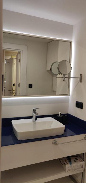 فضای داخلی Sea view hotel apartment orbi city1006. در باتومی - تصویر ۳