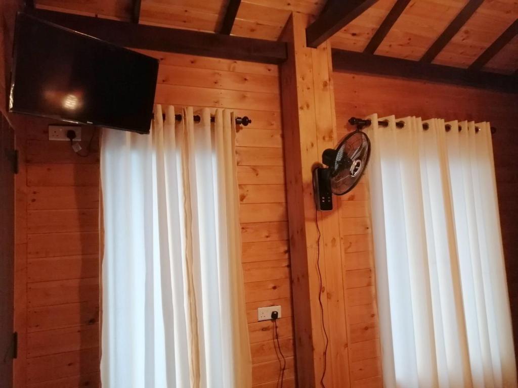TV a/nebo společenská místnost v ubytování The Cabin Ella