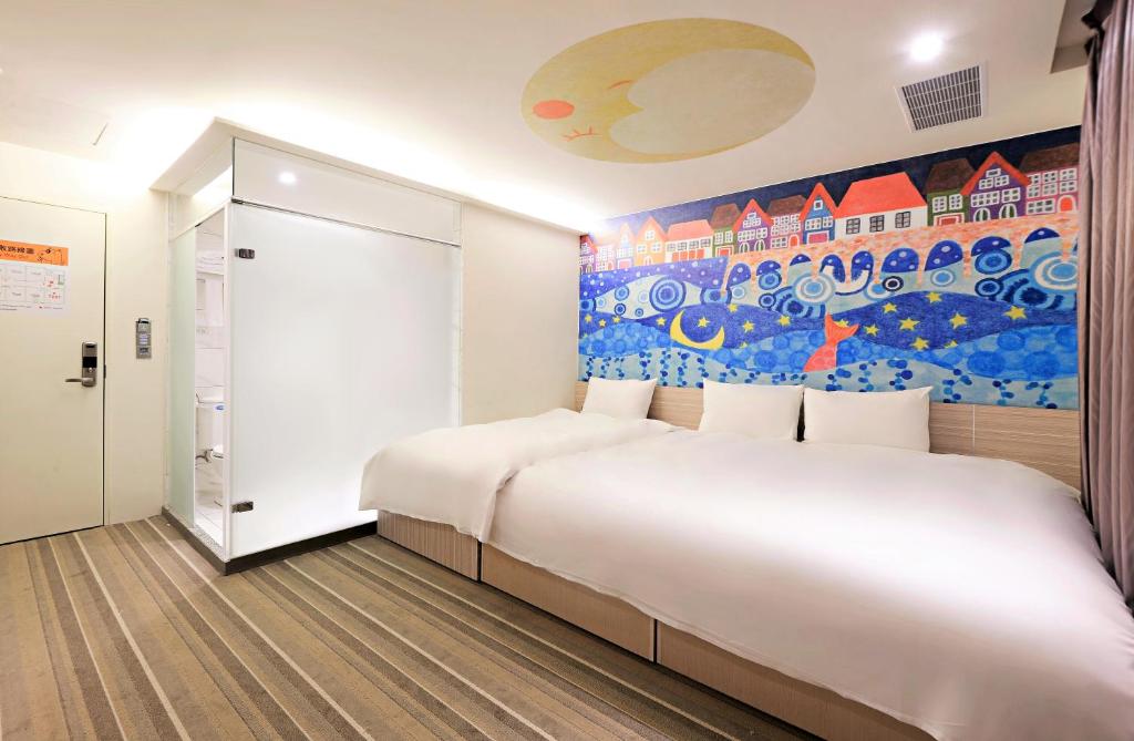 Whoops Hotel - Deluxe Triple Room