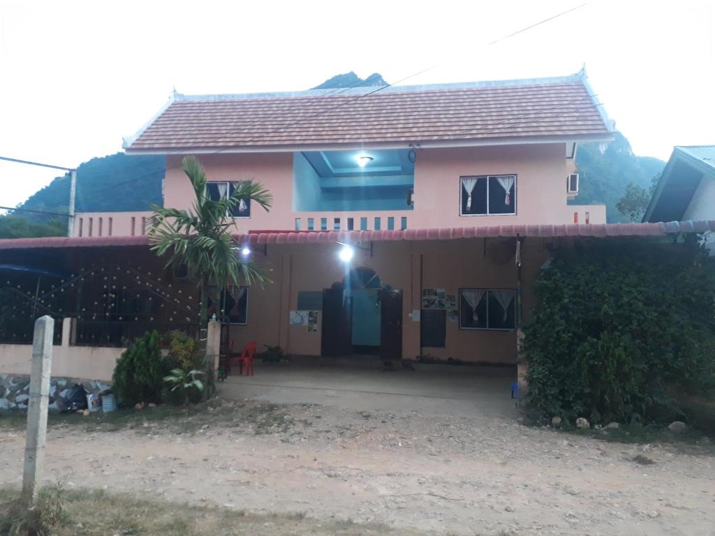 una casa con una gran entrada delante de ella en Lamorn Guesthouse, en Nongkhiaw