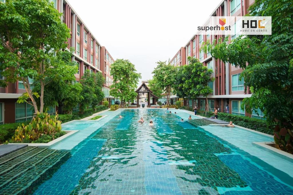 - une piscine au milieu d'un bâtiment dans l'établissement D'vieng Santithum Condo by Ping, à Chiang Mai