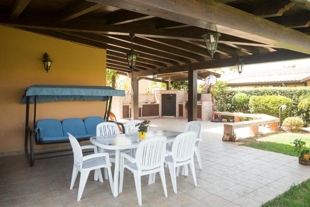 Patio lub wspólna przestrzeń na świeżym powietrzu w obiekcie VILLA ANNA MARIA
