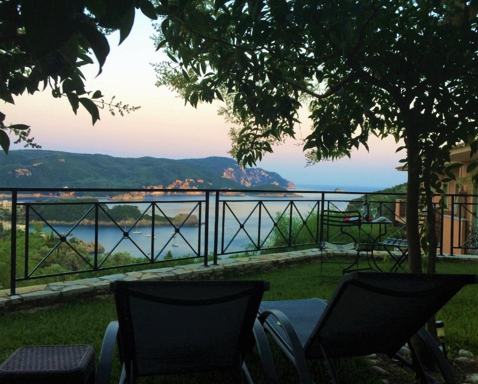 uitzicht op het water vanuit het huis bij Villa Amaryllis in Paleokastritsa