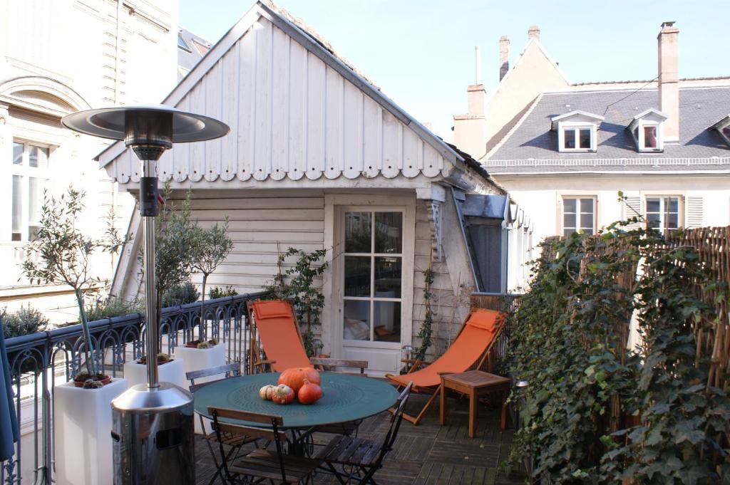 a patio with a table and chairs on a balcony at Studio de l'Hôtel de Ville in Strasbourg