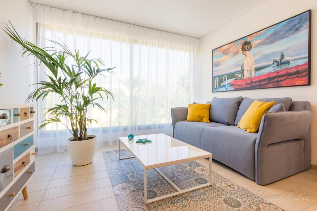 un soggiorno con divano e tavolo di Apartamento - OASIS a Morro del Jable