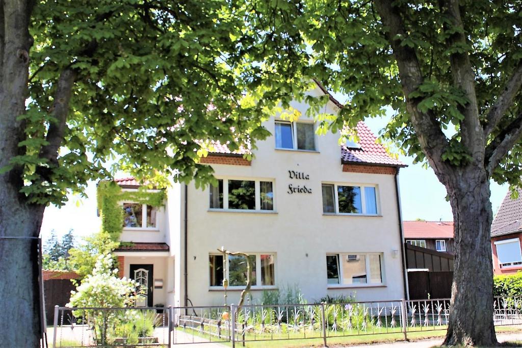 a white building with the words blue skies at Urlaub beim Fischer - Gaude Tied in Rerik