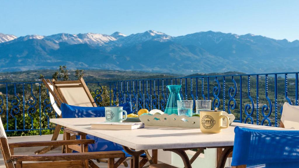 A general mountain view or a mountain view taken from A villát