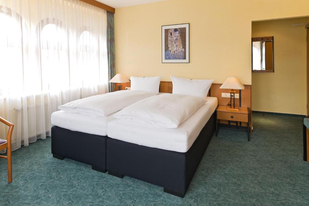 Postel nebo postele na pokoji v ubytování Hotel Katharinenhof