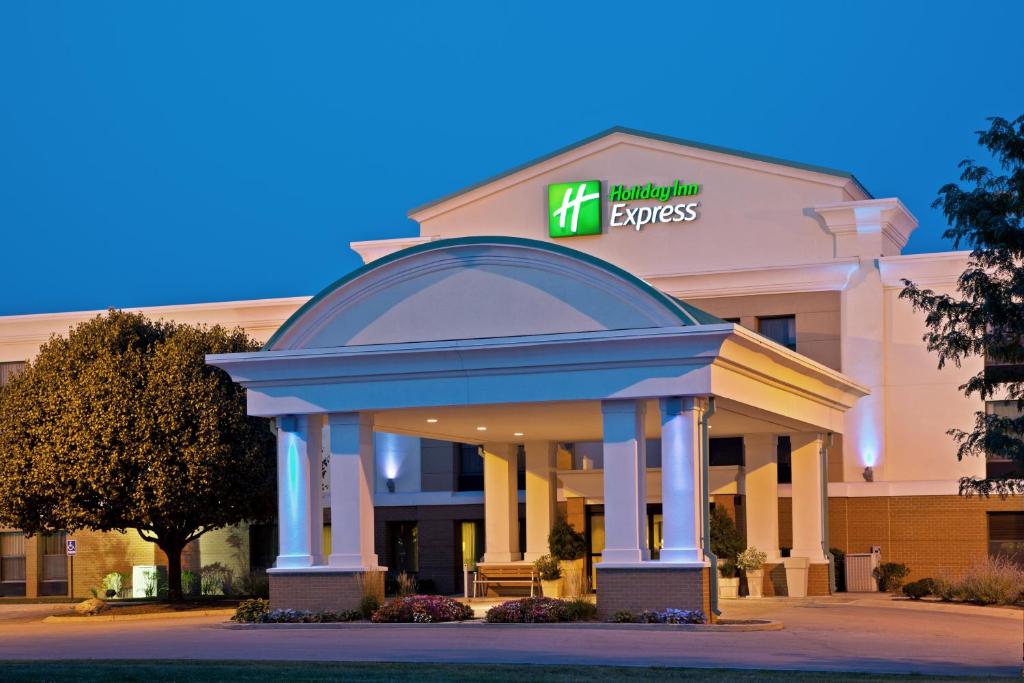 um edifício com um gazebo em frente em Holiday Inn Express Indianapolis Airport, an IHG Hotel em Plainfield