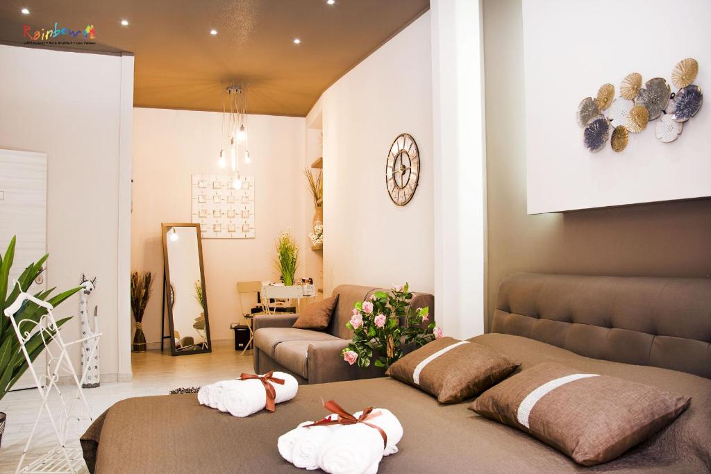 twee bedden in een kamer met handdoeken erop bij Sweet House in Campobasso